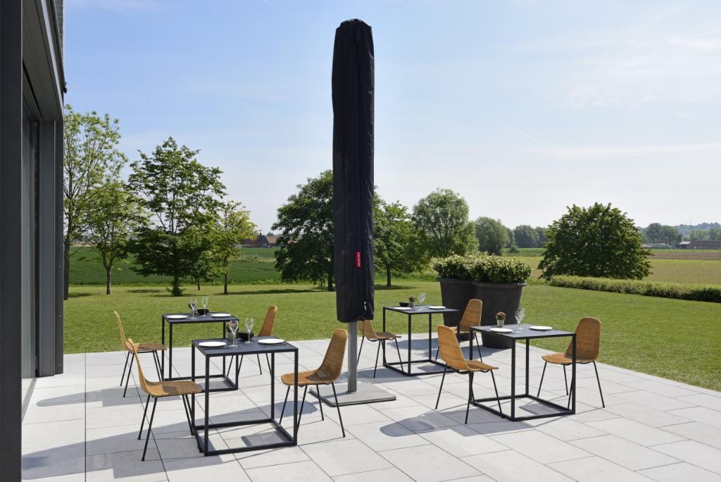 parasol central esthétique et moderne pour embellir votre terrasse
